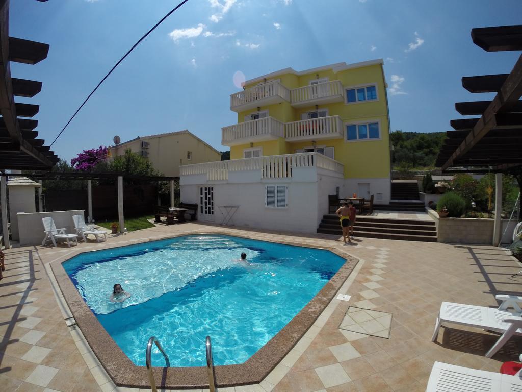 Apartments Romana Slatine Exterior photo